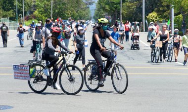 Alameda, CA - 4 Temmuz 2020: George Floyd ve diğerlerinin ölümünü protesto eden insanlar. Siyahların Yaşamı Önemli Protestoların ve Alameda.blr gençlik gruplarının düzenlediği protesto..