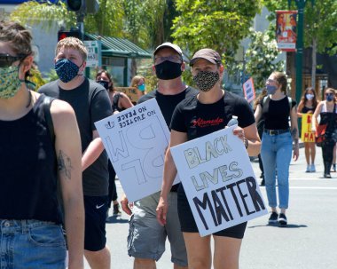 Alameda, CA - 4 Temmuz 2020: George Floyd ve diğerlerinin ölümünü protesto eden insanlar. Siyahların Yaşamı Önemli Protestoların ve Alameda.blr gençlik gruplarının düzenlediği protesto..