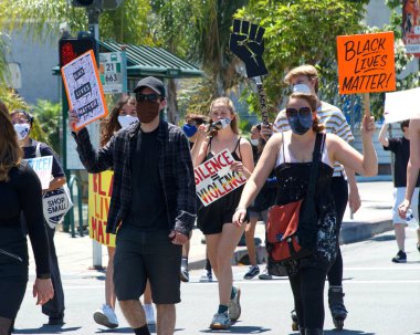 Alameda, CA - 4 Temmuz 2020: George Floyd ve diğerlerinin ölümünü protesto eden insanlar. Siyahların Yaşamı Önemli Protestoların ve Alameda.blr gençlik gruplarının düzenlediği protesto..