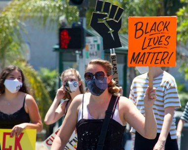 Alameda, CA - 4 Temmuz 2020: George Floyd ve diğerlerinin ölümünü protesto eden insanlar. Siyahların Yaşamı Önemli Protestoların ve Alameda.blr gençlik gruplarının düzenlediği protesto..