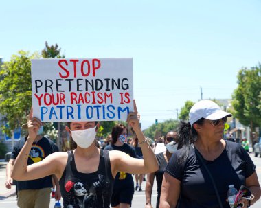 Alameda, CA - 4 Temmuz 2020: George Floyd ve diğerlerinin ölümünü protesto eden insanlar. Siyahların Yaşamı Önemli Protestoların ve Alameda.blr gençlik gruplarının düzenlediği protesto..