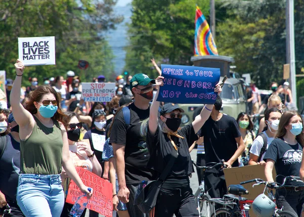 Alameda, CA - 4 Temmuz 2020: George Floyd ve diğerlerinin ölümünü protesto eden insanlar. Siyahların Yaşamı Önemli Protestoların ve Alameda.blr gençlik gruplarının düzenlediği protesto..