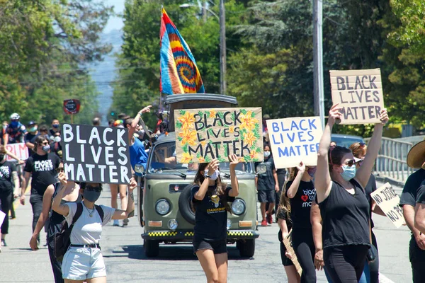 阿拉米达 加利福尼亚州 2020年7月4日 人们抗议乔治 弗洛伊德等人的死亡 由Protestbayarea和Alameda Blm Protest Youth Groups组织的黑人生命组织的抗议活动 — 图库照片