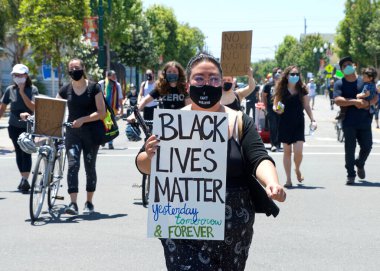 Alameda, CA - 4 Temmuz 2020: George Floyd ve diğerlerinin ölümünü protesto eden insanlar. Siyahların Yaşamı Önemli Protestoların ve Alameda.blr gençlik gruplarının düzenlediği protesto..