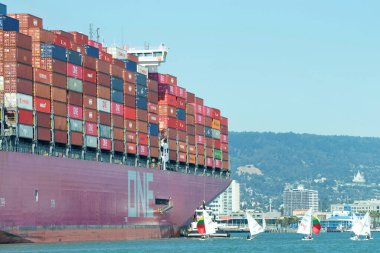 Oakland, CA - 23 Temmuz 2020: Römorkörler, kalabalık bir limandaki gemiler gibi kendi başlarına hareket etmemeleri gereken gemileri hareket ettirirler. Römorkör Z-5, Oakland Limanı 'na güvenli bir şekilde manevra yapmak için....