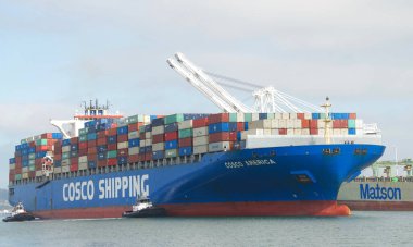 Oakland, CA - 25 Temmuz 2020: Römorkör küçük ama boyutlarına göre güçlü. Çok sayıda römorkör, kargo gemisi COSCO AMERICA 'ya Oakland Limanı' na manevra yapmaları için yardım ediyor..
