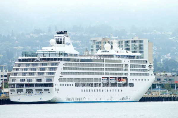 加利福尼亚州奥克兰 2020年6月25日 七海水手号 Regent Seven Seas Cruises 是世界上第一艘全套间 全阳台的船舶 目前正停泊在奥克兰港 — 图库照片