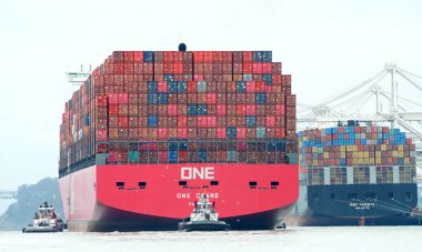 Oakland, CA - 31 Temmuz 2020: Bulk Carrier HanyANG Oakland Limanı 'na yükleniyor. Schnitzer Çelik hurda metali inşaat çubuğu ve tel çubuk gibi bitmiş çelik ürünlere dönüştürür.