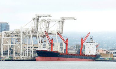 Oakland, CA - 31 Temmuz 2020: Toplu taşıma gemisi SAGAMORE ABD 'nin en işlek beşinci limanı olan Oakland Limanı' na kenetlendi.