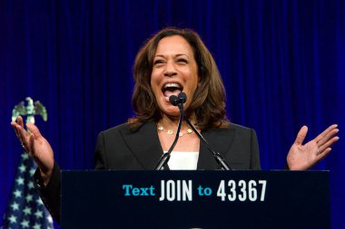 San Francisco, CA - 23 Ağustos 2019: Başkan adayı Kamala Harris San Francisco, Kaliforniya 'da düzenlenen Demokratik Ulusal Kongresi yaz oturumunda konuşma yaptı.
