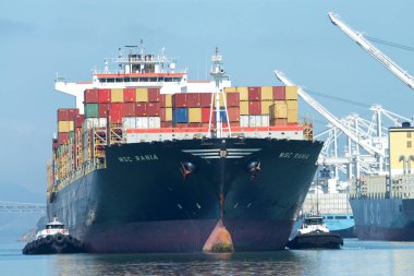 Oakland, CA - 7 Ağustos 2020: Birçok römorkör, ABD 'nin en işlek beşinci limanı olan Oakland Limanı' na manevra yapmak için Kargo Gemisi MSC RANIA 'ya yardım ediyor.