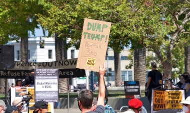 San Francisco, CA - 5 Eylül 2020: Ulusal Toplu Protesto, Trump Pence Out Şimdi! Körfez Bölgesi Etkinliği Faşizm Körfezi Bölgesi.