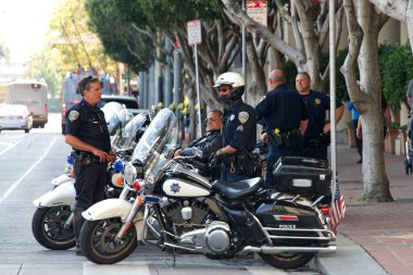 San Francisco, CA - 5 Eylül 2020: SF Polisi Embarcadero 'da Protestocuların Trump Pence Out Now' u protesto etmesi için beklemede! Körfez Bölgesi Etkinliği Faşizm Körfezi Bölgesi.