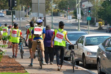Oakland, CA - 7 Eylül 2020: Kimliği belirlenemeyen protestocu araç ve bisiklet kervanı için hazırlanıyor 15 numaralı aksesuar, Kaliforniya eyaleti zenginleri ve okulları ve hizmetleri vergilendirmek için eyalette eylem.