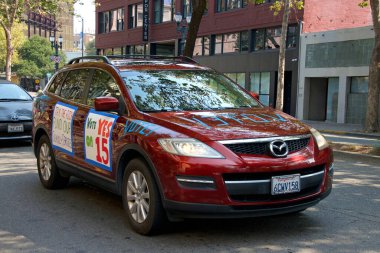 Oakland, CA - 7 Eylül 2020: Kimliği belirsiz araba ve bisiklet kervanı protestocusu Prop 15, Kaliforniya eyaleti zenginleri ve fon okullarını ve hizmetlerini vergiye bağlıyor.