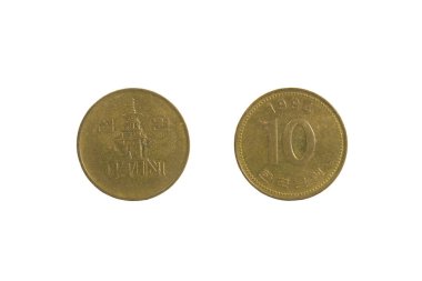 Eski, yıpranmış bir Güney Kore sikkesini yakından çek. Beyazda izole edilmiş.