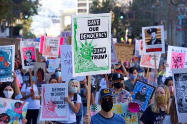 San Francisco, CA - 17 Ekim 2020 Kadınlar Yürüyüşü 'nün kimliği belirsiz katılımcıları. Tüm insanları kadın haklarını desteklemeye teşvik etmek ve 2020 seçimlerinde oy kullanmaya teşvik etmek için tasarlandı..