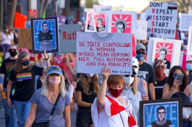 San Francisco, CA - 17 Ekim 2020 Kadınlar Yürüyüşü 'nün kimliği belirsiz katılımcıları. Tüm insanları kadın haklarını desteklemeye teşvik etmek ve 2020 seçimlerinde oy kullanmaya teşvik etmek için tasarlandı..