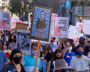 San Francisco, CA - 17 Ekim 2020 Kadınlar Yürüyüşü 'nün kimliği belirsiz katılımcıları. Tüm insanları kadın haklarını desteklemeye teşvik etmek ve 2020 seçimlerinde oy kullanmaya teşvik etmek için tasarlandı..