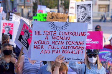 San Francisco, CA - 17 Ekim 2020 Kadınlar Yürüyüşü 'nün kimliği belirsiz katılımcıları. Tüm insanları kadın haklarını desteklemeye teşvik etmek ve 2020 seçimlerinde oy kullanmaya teşvik etmek için tasarlandı..