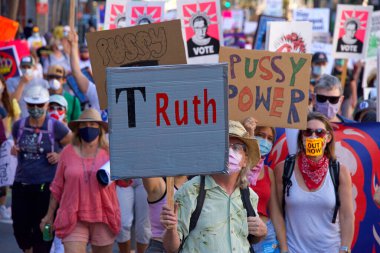 San Francisco, CA - 17 Ekim 2020 Kadınlar Yürüyüşü 'nün kimliği belirsiz katılımcıları. Tüm insanları kadın haklarını desteklemeye teşvik etmek ve 2020 seçimlerinde oy kullanmaya teşvik etmek için tasarlandı..