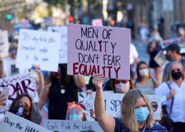 San Francisco, CA - 17 Ekim 2020 Kadınlar Yürüyüşü 'nün kimliği belirsiz katılımcıları. Tüm insanları kadın haklarını desteklemeye teşvik etmek ve 2020 seçimlerinde oy kullanmaya teşvik etmek için tasarlandı..