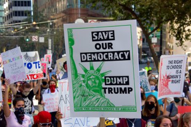 San Francisco, CA - 17 Ekim 2020 Kadınlar Yürüyüşü 'nün kimliği belirsiz katılımcıları. Tüm insanları kadın haklarını desteklemeye teşvik etmek ve 2020 seçimlerinde oy kullanmaya teşvik etmek için tasarlandı..