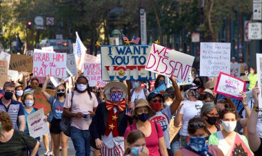 San Francisco, CA - 17 Ekim 2020 Kadınlar Yürüyüşü 'nün kimliği belirsiz katılımcıları. Tüm insanları kadın haklarını desteklemeye teşvik etmek ve 2020 seçimlerinde oy kullanmaya teşvik etmek için tasarlandı..