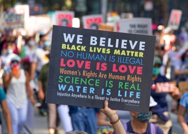 San Francisco, CA - 17 Ekim 2020 Kadınlar Yürüyüşü 'nün kimliği belirsiz katılımcıları. Tüm insanları kadın haklarını desteklemeye teşvik etmek ve 2020 seçimlerinde oy kullanmaya teşvik etmek için tasarlandı..