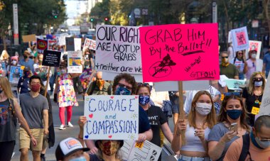 San Francisco, CA - 17 Ekim 2020 Kadınlar Yürüyüşü 'nün kimliği belirsiz katılımcıları. Tüm insanları kadın haklarını desteklemeye teşvik etmek ve 2020 seçimlerinde oy kullanmaya teşvik etmek için tasarlandı..