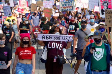 San Francisco, CA - 17 Ekim 2020 Kadınlar Yürüyüşü 'nün kimliği belirsiz katılımcıları. Tüm insanları kadın haklarını desteklemeye teşvik etmek ve 2020 seçimlerinde oy kullanmaya teşvik etmek için tasarlandı..