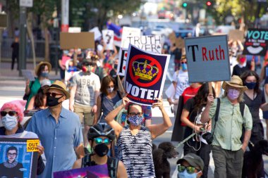 San Francisco, CA - 17 Ekim 2020 Kadınlar Yürüyüşü 'nün kimliği belirsiz katılımcıları. Tüm insanları kadın haklarını desteklemeye teşvik etmek ve 2020 seçimlerinde oy kullanmaya teşvik etmek için tasarlandı..