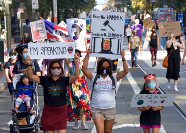 San Francisco, CA - 17 Ekim 2020 Kadınlar Yürüyüşü 'nün kimliği belirsiz katılımcıları. Tüm insanları kadın haklarını desteklemeye teşvik etmek ve 2020 seçimlerinde oy kullanmaya teşvik etmek için tasarlandı..