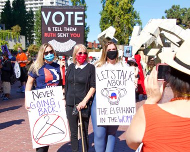 San Francisco, CA - 17 Ekim 2020 Kadınlar Yürüyüşü 'nün kimliği belirsiz katılımcıları. Tüm insanları kadın haklarını desteklemeye teşvik etmek ve 2020 seçimlerinde oy kullanmaya teşvik etmek için tasarlandı..