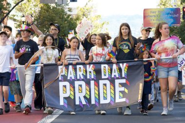 Oakland, CA - 7 Eylül 2025 Oakland şehir merkezindeki Oakland Gay Onur Yürüyüşü 'nde kimliği belirsiz katılımcılar kutlama yapıyor. Bu yılın teması, Birleşerek Gelişiyoruz