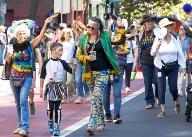 Oakland, CA - 7 Eylül 2025 Oakland şehir merkezindeki Oakland Gay Onur Yürüyüşü 'nde kimliği belirsiz katılımcılar kutlama yapıyor. Bu yılın teması, Birleşerek Gelişiyoruz