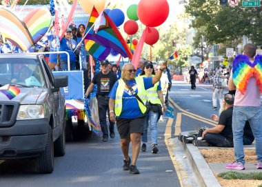Oakland, CA - 7 Eylül 2025 Oakland şehir merkezindeki Oakland Gay Onur Yürüyüşü 'nde kimliği belirsiz katılımcılar kutlama yapıyor. Bu yılın teması, Birleşerek Gelişiyoruz
