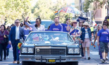 Oakland, CA - 7 Eylül 2025 Oakland şehir merkezindeki Oakland Gay Onur Yürüyüşü 'nde kimliği belirsiz katılımcılar kutlama yapıyor. Bu yılın teması, Birleşerek Gelişiyoruz