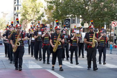 Oakland, CA - 7 Eylül 2025 Oakland şehir merkezindeki Oakland Gay Onur Yürüyüşü 'nde kimliği belirsiz katılımcılar kutlama yapıyor. Bu yılın teması, Birleşerek Gelişiyoruz