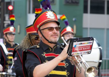 Oakland, CA - 7 Eylül 2025 Oakland şehir merkezindeki Oakland Gay Onur Yürüyüşü 'nde kimliği belirsiz katılımcılar kutlama yapıyor. Bu yılın teması, Birleşerek Gelişiyoruz