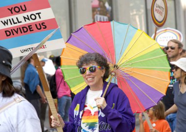Oakland, CA - 7 Eylül 2025 Oakland şehir merkezindeki Oakland Gay Onur Yürüyüşü 'nde kimliği belirsiz katılımcılar kutlama yapıyor. Bu yılın teması, Birleşerek Gelişiyoruz