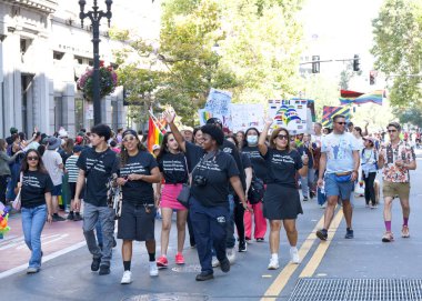 Oakland, CA - 7 Eylül 2025 Oakland şehir merkezindeki Oakland Gay Onur Yürüyüşü 'nde kimliği belirsiz katılımcılar kutlama yapıyor. Bu yılın teması, Birleşerek Gelişiyoruz