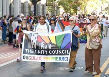 Oakland, CA - 7 Eylül 2025 Oakland şehir merkezindeki Oakland Gay Onur Yürüyüşü 'nde kimliği belirsiz katılımcılar kutlama yapıyor. Bu yılın teması, Birleşerek Gelişiyoruz