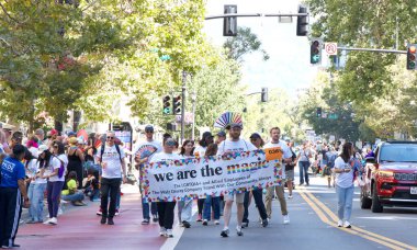 Oakland, CA - 7 Eylül 2025 Oakland şehir merkezindeki Oakland Gay Onur Yürüyüşü 'nde kimliği belirsiz katılımcılar kutlama yapıyor. Bu yılın teması, Birleşerek Gelişiyoruz