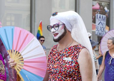 Oakland, CA - 7 Eylül 2025 Oakland şehir merkezindeki Oakland Gay Onur Yürüyüşü 'nde kimliği belirsiz katılımcılar kutlama yapıyor. Bu yılın teması, Birleşerek Gelişiyoruz