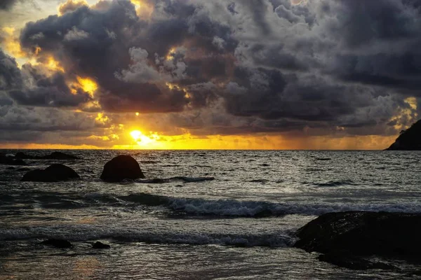 Puesta de sol con nubes en el mar — Foto de Stock
