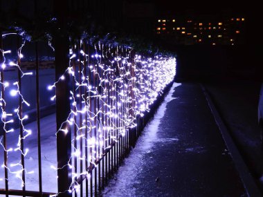 Çite kışın yeni yıl için dekorasyon