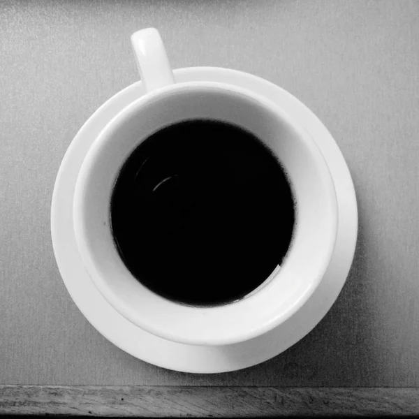 テーブルの上の白いマグカップ ブラック コーヒーのカップ — ストック写真