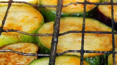 Doğada ızgarada sıcak yemek