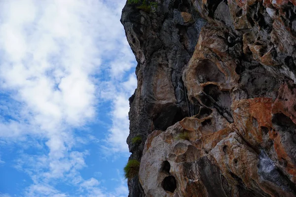 岩や海の無人島の洞窟 — ストック写真